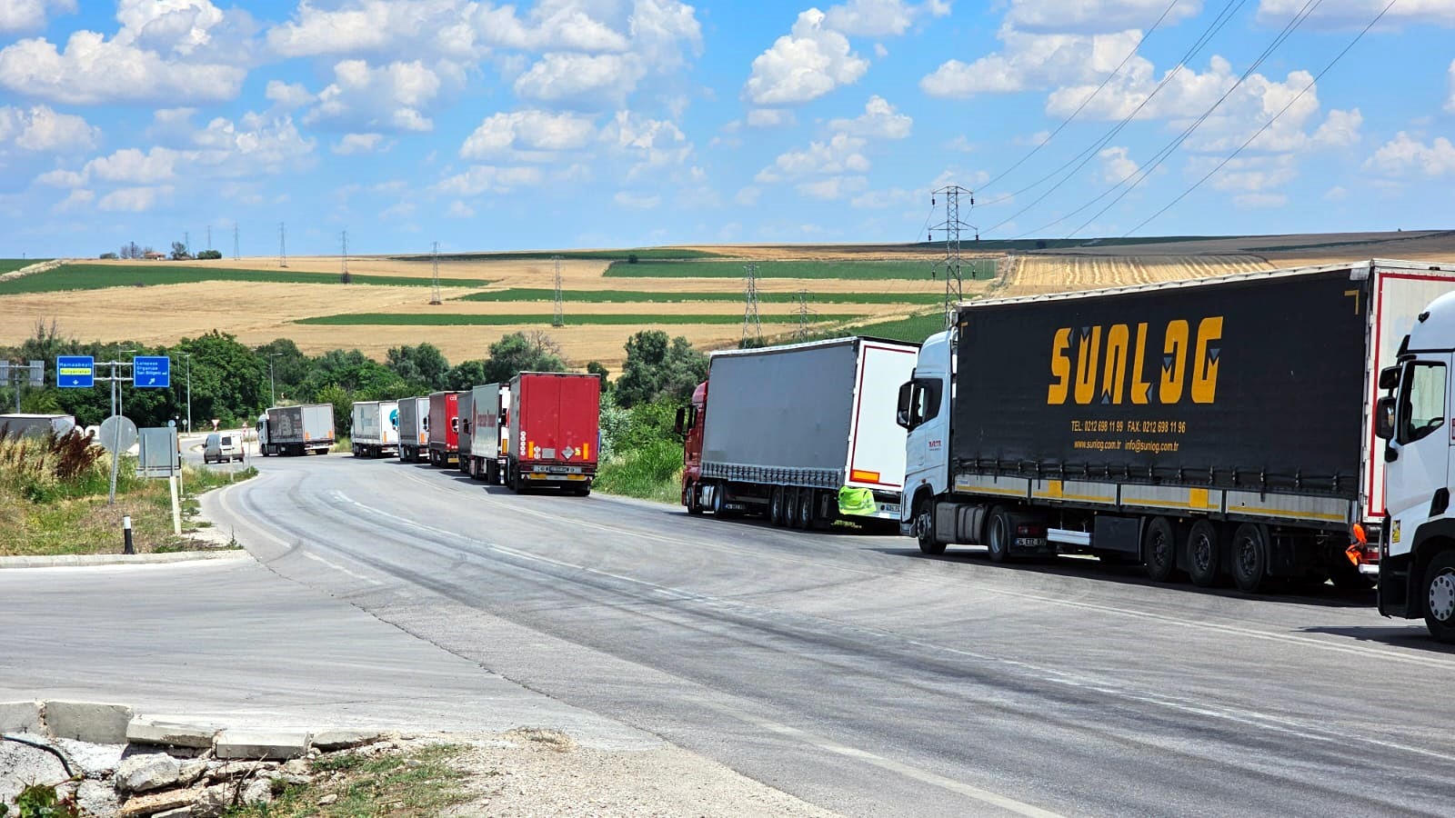 Edirne’den Bulgaristan’a açılan Hamzabeyli Sınır Kapısı’nda, Türkiye'nin ihraç ürünlerini Avrupa ülkelerine taşıyan TIR'lar yine kilometrelerce kuyruk oluşturdu. 